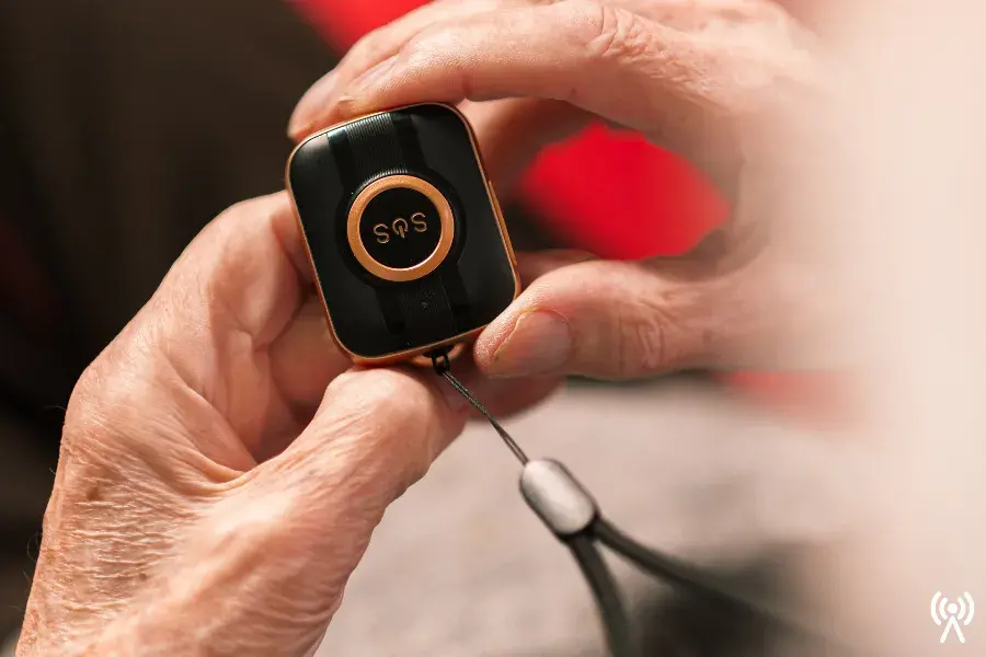 Co nabízíme 18 Bezpečí seniorů díky SOS tlačítku - Senior drží SOS tlačítko pro seniory – pomoc na jedno stisknutí