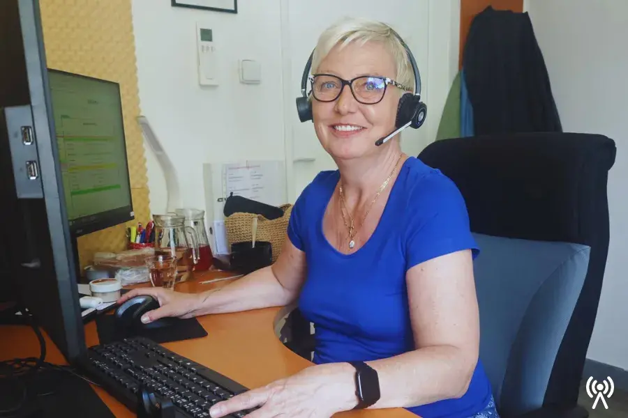 ŽIVOT VE TMĚ, ALE S JISTOTOU: JAK POMÁHÁ TÍSŇOVÁ PÉČE ANDĚL STRÁŽNÝ 1 Dispečerka služby Anděl Strážný pomáhá paní Heleně na dálku.