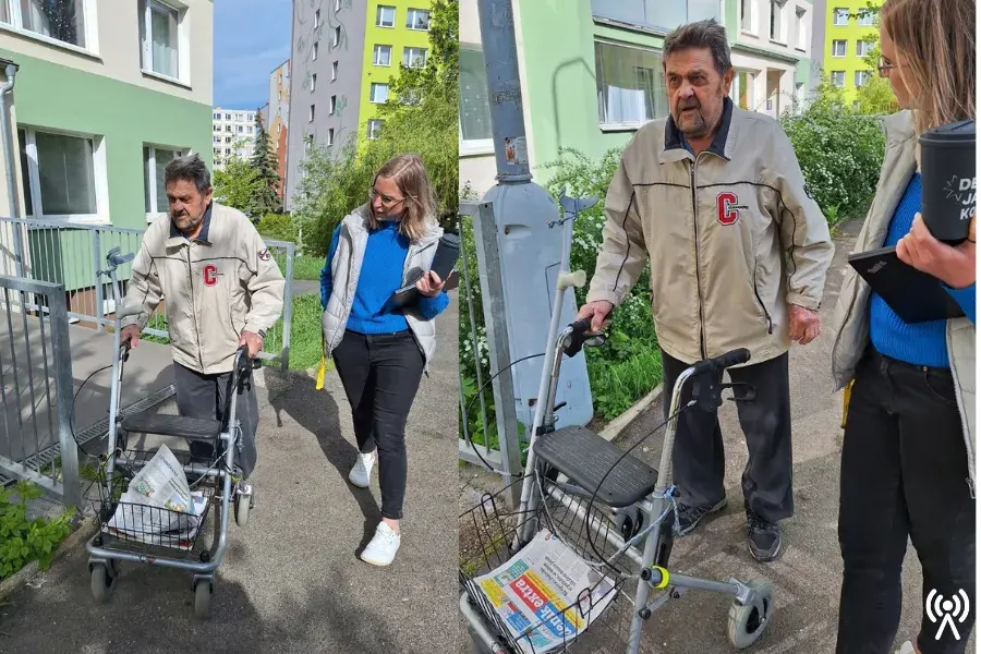 Pan Václav, senior s chodítkem, na procházce před domem se sociální pracovnicí z Anděla Strážného. Společně řeší jeho potřeby a bezpečí v domácím prostředí.