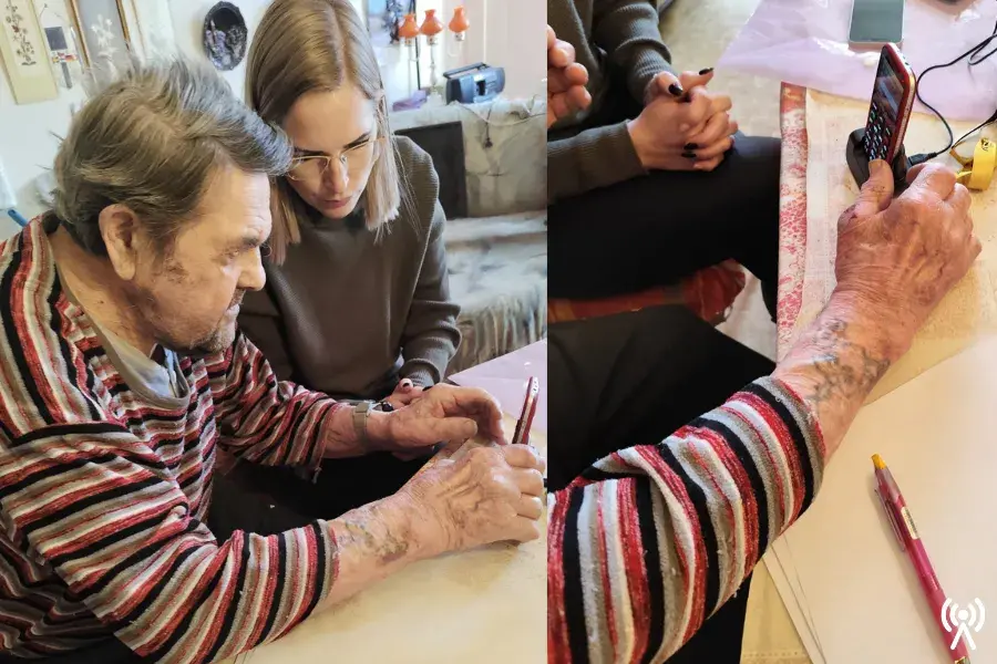 JAK TÍSŇOVÁ PÉČE ANDĚL STRÁŽNÝ POMÁHÁ SENIORŮM: PŘÍBĚH PANA VÁCLAVA Z ŽELEZNICE 2 Pan Václav přijímá nový telefon od sociální pracovnice Anděla Strážného. Společně se učí ovládat zařízení, které zvýší jeho bezpečí a samostatnost.