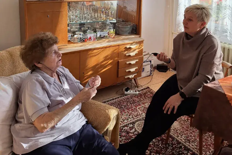 Paní Naděžda při rozhovoru s dispečerkou Anděla Strážného během osobní návštěvy.